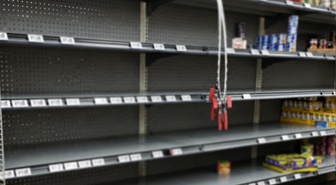 Hükümetin uyarısıyla halk marketleri boşalttı! Ülke kıyamete hazırlanıyor