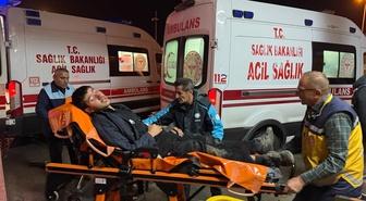 Hakkari'de jandarmadan kaçan göçmen minibüsü dereye yuvarlandı! 12 kişilik araçta 20 yaralı