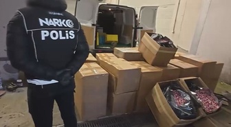 Kanser ilacı taşıdıklarını söylediler! Sultanbeyli'de minibüsten 1 milyon 642 bin sentetik hap çıktı