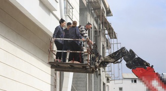 Mersin'de mobilya mağazasında yangın! Dumandan çıkamayan 80 kişi balkonlardan tahliye edildi
