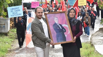 Köy okulu 24 yıl önce kapandı, Cumhuriyet coşkusu bitmedi! 60-70 yaşındaki kadınlar okul önünde şiir okudu