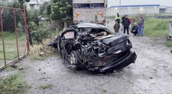 Hatay'da hemzemin geçitte tren otomobili metrelerce sürükledi! Anne öldü, oğlu yaralı