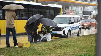 Kastamonu'da yağmurda yaralanan motosikletliye trafik polisinden şemsiye! O anlar kamerada