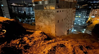 Ankara'da 17 katlı apartmanın istinat duvarı çöktü, temeli açığa çıktı! Bina tahliye edildi