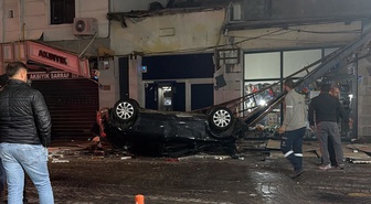 Kayseri'de akıl almaz kaza! Otomobil 50 metrelik kayalıklardan iş yerlerinin üzerine düştü