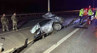 Çanakkale'de feci kaza! Direğe çarpan otomobil ikiye ayrıldı, 2 genç hayatını kaybetti