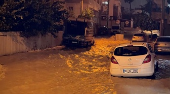 Mersin'de sağanak caddeleri dereye çevirdi! Ev ve iş yerlerini su bastı, sürücüler mahsur kaldı