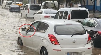Otomobiline dolan suyu bardakla tahliye etmeye çalıştı