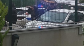 İstanbul'da okul önünde silahlı kavga! Bekçi, veliyi vurdu
