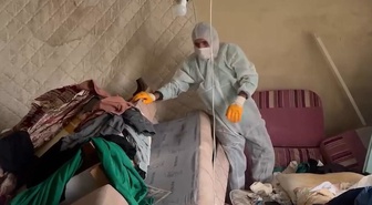 Cihangir'de kötü koku ihbarıyla girilen evden 4 ton atık çıktı! Ev sahibi uzun süredir biriktirmiş
