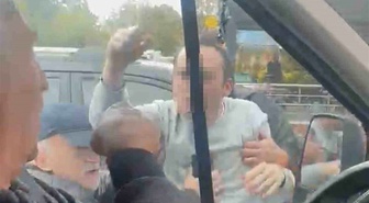 Tokat'ta yol verme kavgası! Otomobil sürücüsünün öğrenci servisine saldırdığı anlar kamerada