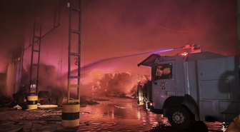 Mersin'de tütün antreposunu alevler sardı! Yangının yıldırım düşmesiyle çıktığı tahmin ediliyor