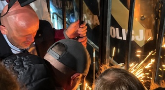 Polonya'da Anayasa Mahkemesi başkanı, zinciri keserek binaya girmeye çalıştı