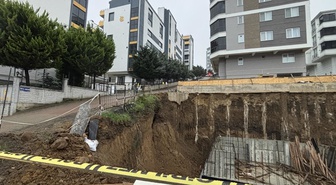 Samsun'da sağanak sonrası 5 katlı apartmanın temelinde toprak kaydı! Bina boşaltıldı