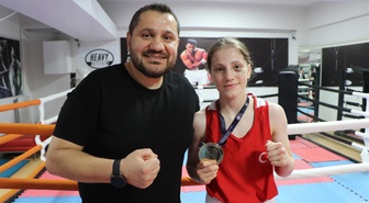 Samsunsporlu Ümmü Gülsüm 14 yaşında Avrupa boks şampiyonu oldu! Ringden çıkarken abisine seslendi
