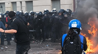Fransa'da Sarı Yelekliler yeniden sokakta: Birçok kentte polisle göstericiler karşı karşıya geldi