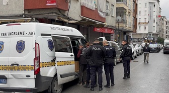 Zeytinburnu'nda haraç istenen esnaf, iş yerinin önünde ateş açan şüpheliyi kovalayıp kendi silahıyla yaraladı