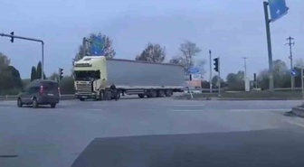 Sakarya'da uyuşturucu şüphelisi ters yöne girip kaçtı! Tır şoförü ezilmekten son anda kurtuldu