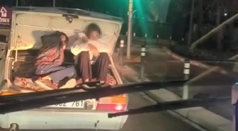 Sefaköy'de tehlikeli yolculuk! Seyir halindeki otomobilin bagajında 2 çocuk
