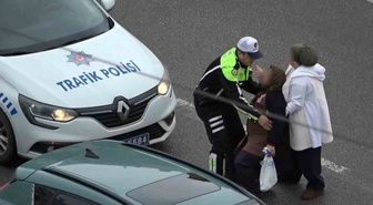 Samsun'da trafik polisi, kazada yaralanan kadını yeleğiyle yağmurdan korudu! Motosiklet sürücüsünün ehliyeti çıkmadı