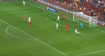 Milli Takım'ın yıldızından inanılmaz hata! Rakip oyuncuya resmen 'Al da at' dedi