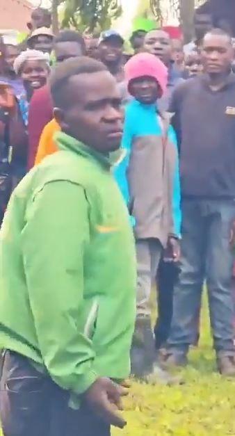 Düğünde helikoptere binmesine izin verilmeyen adam, helikoptere tutunarak havalandı