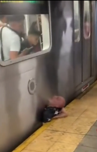 Yolcu trenle peron arasında sıkıştı! Acı çığlıkları istasyonu metroyu inletti