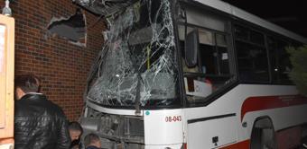 İzmir'de belediye otobüsü alışveriş merkezinin bahçesine uçtu: 1 yaralı