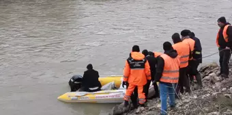 Taşlara Çarpan Kamyonet Kızılırmak'a Uçtu