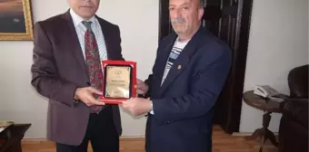 Muhtar'dan Korkut'a Hizmet Plaketi