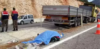 Korkuteli'nde Tırın Önüne Atlayarak İntihar Etti