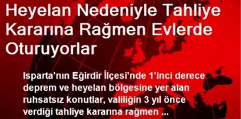 Heyelan Nedeniyle Tahliye Kararına Rağmen Evlerde Oturuyorlar