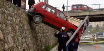 Gebze'de Otomobil İstinat Duvarına Asılı Kaldı