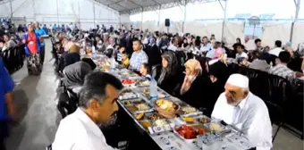 Suriyelilerin kaldığı çadır kentte iftar -