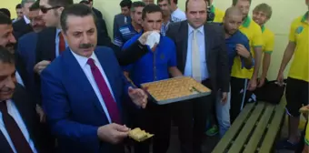 Bakan Çelik'ten Takım Baklava İkramı