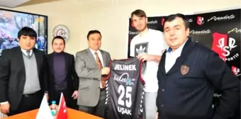 Davıd Jelınek Uşak Sportif'e İmzayı Attı