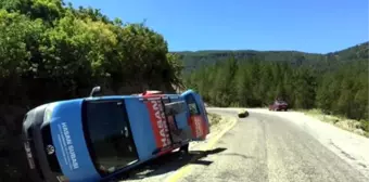 Bağımsız Adayın Seçim Minibüsüne Kaya Parçası Çarptı: 1 Ölü, 4 Yaralı