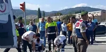 Kaza Sonrası Trafiği Düzenleyen Polise Otomobil Çarptı