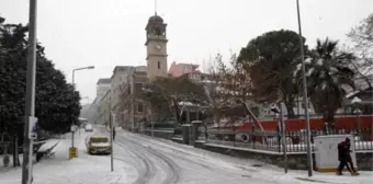 Balıkesir'de Kar Kırsal Kesimdeki 136 Mahallenin Yolunu Ulaşıma Kapattı