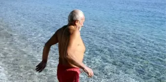 Antalya'da Kar Alarmı Öncesi Deniz ve Güneş Keyfi