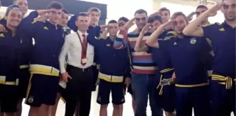 Fenerbahçe U17 Takımı Oyuncuları, Uçağı Kaçıran Asker İçin Para Topladı