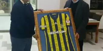 Bergama Belediye Başkanı Gönenç'e İmzalı Fenerbahçe Forması