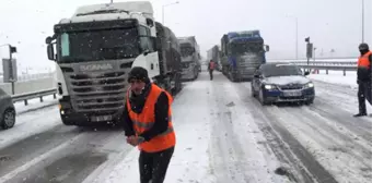 İstanbul'da Kar Esareti! TEM Edirne İstikameti Kapandı, Tüm Vapur Seferleri İptal