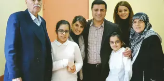 Demirtaş'ın Eşi ve Çocuklarıyla Cezaevinde Çekilen Fotoğrafı İlk Kez Yayınlandı