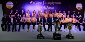 Vakıfbank Basının Karşısına Kupasıyla Çıktı