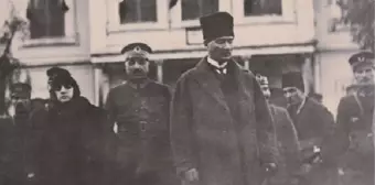 Yapıkredi Yayınları Atatürk'ün El Yazısıyla 'Belgeler, Elyazısıyla Notlar, Yazışmalar' Kitabı...