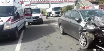 Sakarya Otomobil Kırmızı Işıkta Duran Otomobile Çarptı 7 Yaralı