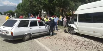 Otomobil Park Halindeki Minibüse Çarptı: 1 Ölü