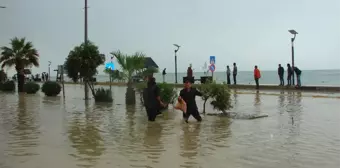 Sağanak Yağış Sele Neden Oldu