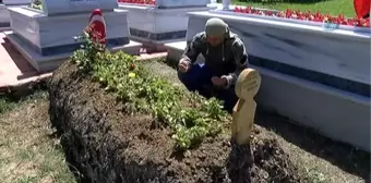 Bayramda Şehit Oğlunun Kıyafetleriyle Mezarına Koştu